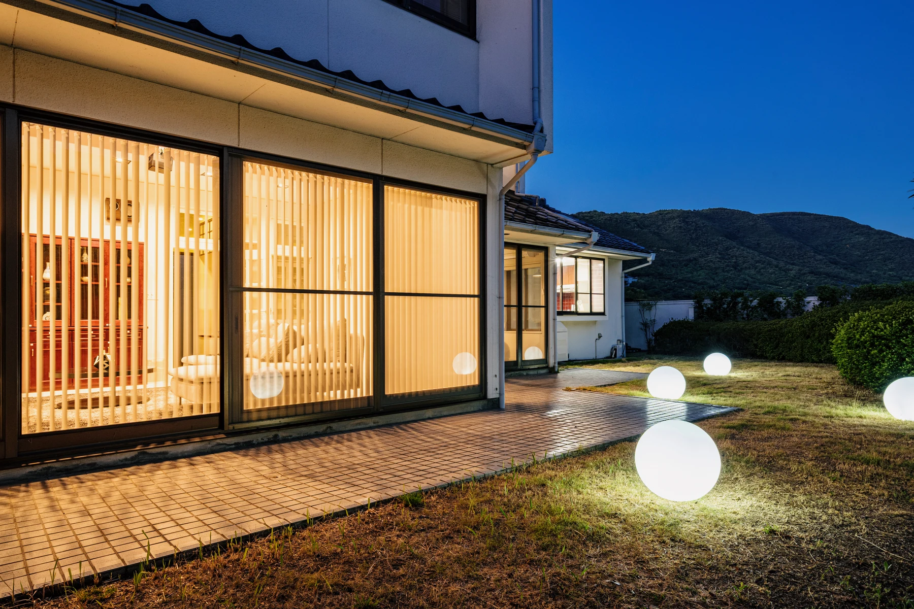 海で遊んだ一日の終わりに。庭と室内に灯りがともる、夕暮れの博登-Archit Stay-。